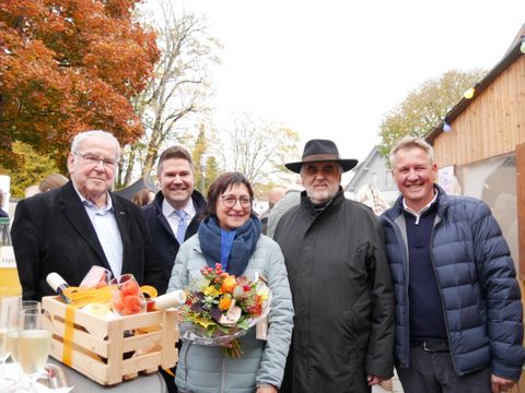 Bürgermeister a.D. und Ehrenbürger Franz Moser, Bürgermeister Holger Mayer, Petra Vogts langjähriger Kollege Werner Muscheler und Schausteller Heinz Gebauer verabschiedeten Petra Vogt und überreichten ein Geschenk. 