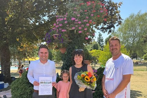  Gratulation dem 75.000 Badegast im Hilzinger Freibad: v. l. Bürgermeister Holger Mayer, Julia Herlan mit Tochter Hilda und Bademeister Mathieu Assire. 