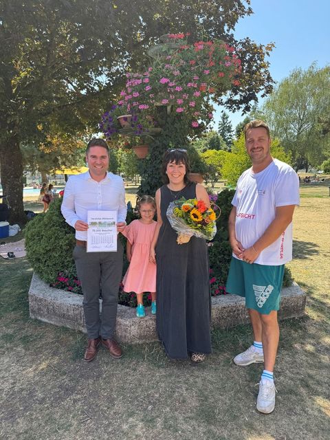  Gratulation dem 75.000 Badegast im Hilzinger Freibad: v. l. Bürgermeister Holger Mayer, Julia Herlan mit Tochter Hilda und Bademeister Mathieu Assire. 