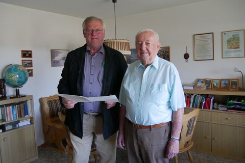 Bürgermeister-Stellvertreter Peter Graf gratuliert Walter Franke zum 90. Geburtstag.