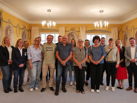 Im Rahmen der Blutspenderehrung wurden 13 engagierte Blutspenderinnen und Blutspender für ihre 10., 25. und 50. Blutspende ausgezeichnet. Bürgermeister Holger Mayer und die Vertreter des Deutschen Roten Kreuzes gratulierten den Geehrten.