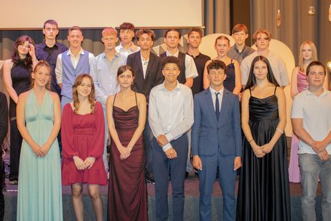 Gruppenfoto Abschlussfeier Christliche Schule im Hegau