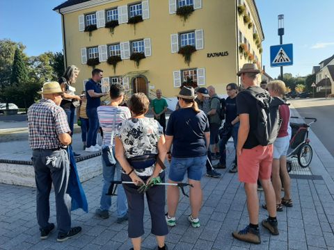 Zahlreiche Bürgerinnen und Bürger nahmen beim Clean-up-Day teil. Während der Aktion zählten die Veranstalter 53 Personen, darunter viele Familien, die beim Müllsammeln kräftig zulangten.