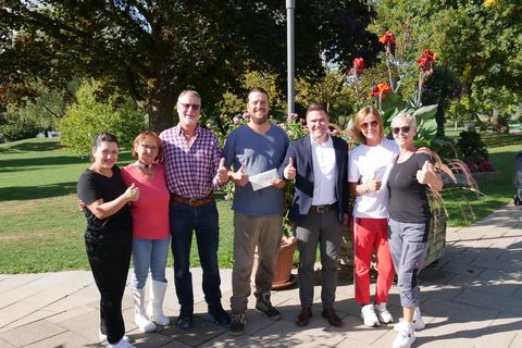 v. l. n. r.: Leyla Ilgin (Kiosk) und stellvertretend für das Freibadteam Wilma Iemma, Martin Gänsler, Mathieu Assire, Bürgermeister Holger Mayer, Marjan Assire und Rita Assire
