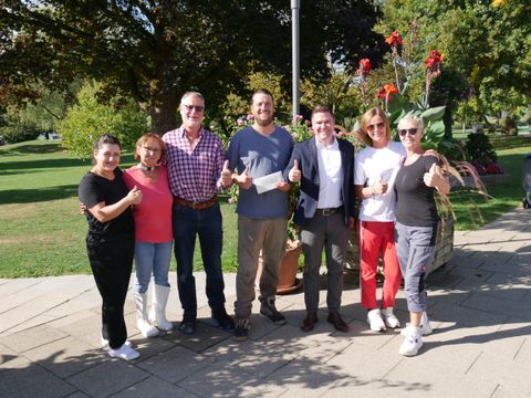 v. l. n. r.: Leyla Ilgin (Kiosk) und stellvertretend für das Freibadteam Wilma Iemma, Martin Gänsler, Mathieu Assire, Bürgermeister Holger Mayer, Marjan Assire und Rita Assire