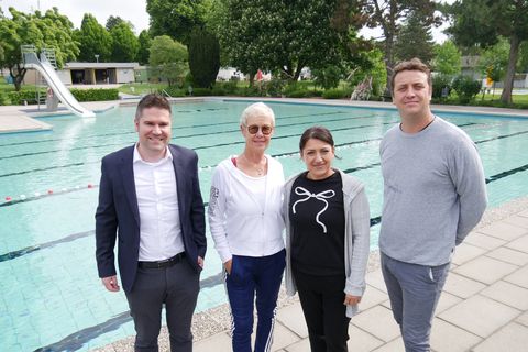 Zur Eröffnung am 21. Mai 2025 wünschten Bürgermeister Holger Mayer, Rita Assire, Leyla Ilgin und Mathieu Assire allen Badegästen eine sonnige, erlebnisreiche und vor allem unfallfreie Freibadsaison. 