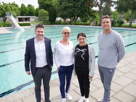 Zur Eröffnung am 21. Mai 2025 wünschten Bürgermeister Holger Mayer, Rita Assire, Leyla Ilgin und Mathieu Assire allen Badegästen eine sonnige, erlebnisreiche und vor allem unfallfreie Freibadsaison. 