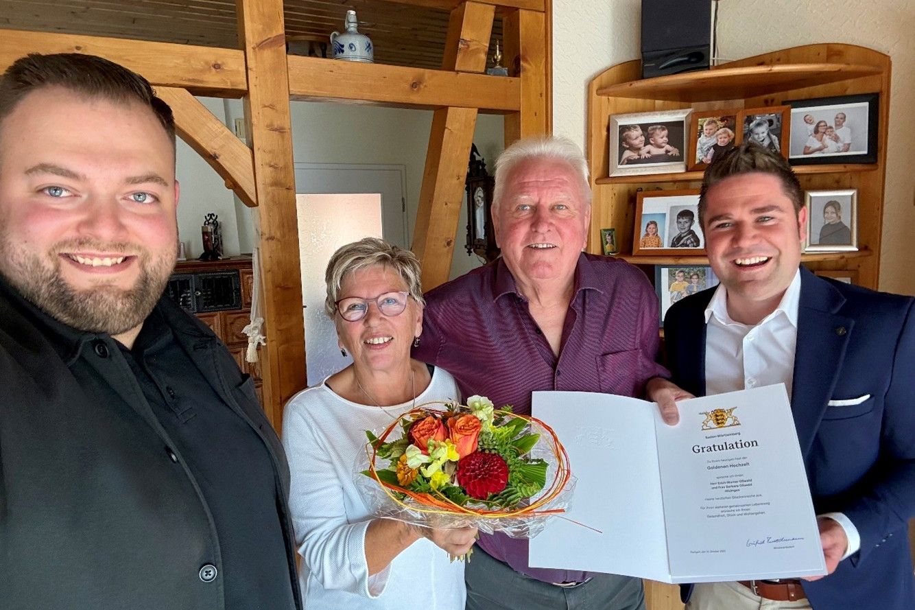 Ehepaar Oßwald mit Ortsvorsteher Marco Russo und Bürgermeister Holger Mayer