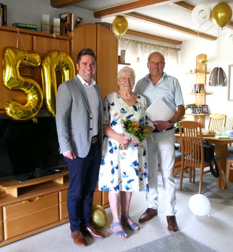Bürgermeister Holger Mayer gratuliert dem Ehepaar Doris und Jürg Peter zur Goldenen Hochzeit (v.l.n.r.)