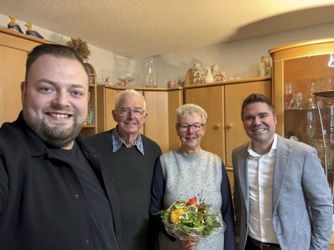 Bürgermeister Holger Mayer und Ortsvorsteher Marco Russo gratulieren dem Ehepaar Elisabeth und Manfred Schneider zur Goldenen Hochzeit.