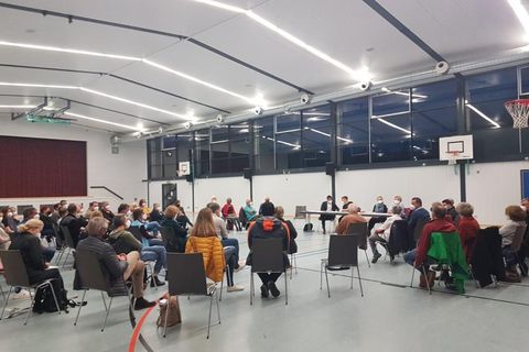 Großes Interesse beim Info-Abend rund um das Thema Unterbringung von Geflüchteten aus der Ukraine. Bürgermeister Holger Mayer durfte rund 50 Bürgerinnen und Bürger in der Hegau-Halle begrüßen.