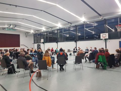 Großes Interesse beim Info-Abend rund um das Thema Unterbringung von Geflüchteten aus der Ukraine. Bürgermeister Holger Mayer durfte rund 50 Bürgerinnen und Bürger in der Hegau-Halle begrüßen.