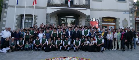 120 Bürgerinnen und Bürger der Gemeinde Hilzingen fuhren zur Partnergemeinde nach Lizzano in Belvedere (Italien), um die über 20 Jahre bestehende Partnerschaft zu erneuern und zu feiern.