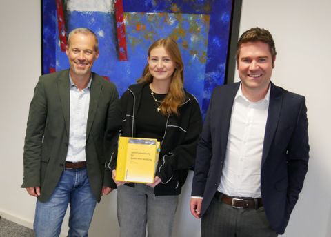 Bürgermeister Holger Mayer und Hauptamtsleiter Markus Wannenmacher freuen sich, mit Frau Oostinga eine engagierte Nachwuchskraft im Team zu haben, hießen die neue Mitarbeiterin willkommen und wünschten viel Erfolg und Freude.