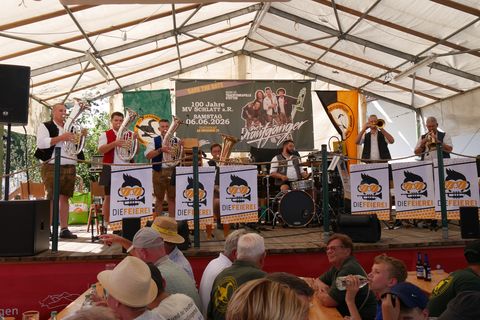 Wie beim 40. Scheunenfest im letzten Jahr wird die Blaskapelle „Die Feierei“ auch in diesem Jahr den Sonntag ab 17.00 Uhr mit böhmisch-mährischer Blasmusik beenden.