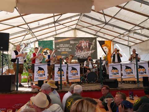Wie beim 40. Scheunenfest im letzten Jahr wird die Blaskapelle „Die Feierei“ auch in diesem Jahr den Sonntag ab 17.00 Uhr mit böhmisch-mährischer Blasmusik beenden.