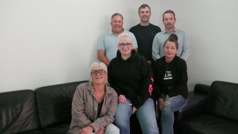 Die Vorstandschaft des Jugendfördervereins Schlatt a. R. v.l.n.r. vorne: Nadine König , Nicole Jäckle), Sandra Iggers; hinten: Tobias Jäckle, Matthias Schwald , Florian Güss (Bild: Elisabeth Stauder) 