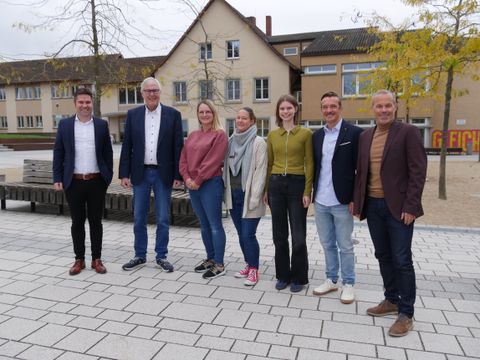 v.l.n.r.: Bürgermeister Holger Mayer, Dr. Sören Rieger, die Schulsozialarbeiterinnen Jeanette Güß, Sabine Zaun und Teresa Bautze, Schulleiter Martin Trinkner, Hauptamtsleiter Markus Wannenmacher