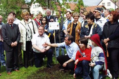 Der Partnerschaftsbaum ist gepflanzt.