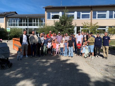 Rund 20 Erwachsene und 10 Kinder machten sich gemeinsam auf den Weg, um in unserer Gemeinde achtlos weggeworfenen Müll zu sammeln. Einige Helferinnen und Helfer fehlen auf dem gemeinsamen Foto ihnen gilt selbstverständlich ebenso ein herzliches Dankeschön