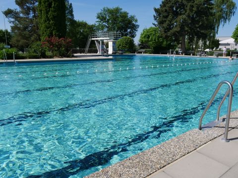Großes Schwimmbecken im Hilzinger Freibad